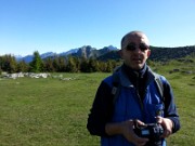 15 Antonio sullo sfondo di montagne famose